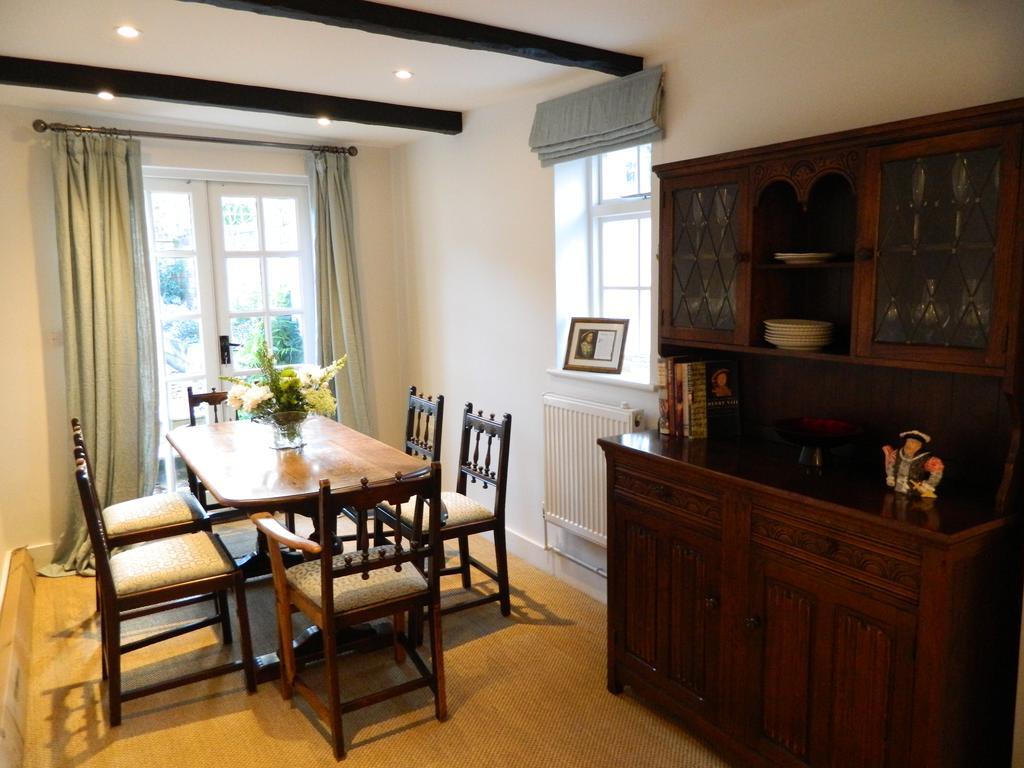 Henry VIII Cottage In The Heart Of Henley Exterior photo