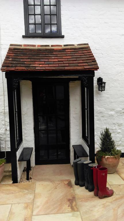 Henry VIII Cottage In The Heart Of Henley Exterior photo